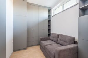 Jak skutecznie organizować przestrzeń w małym mieszkaniu dla większego komfortu